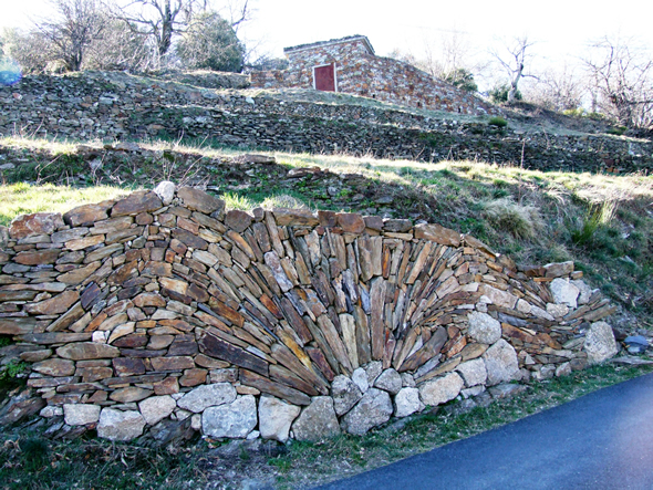 Mur en vague © Artisans Bâtisseurs en Pierre Sèche