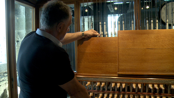 Jean-Pierre Vittot accordant son carillon © Ooh! Collective  