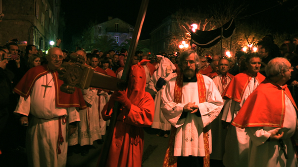 Procession dans les rues de Sartène © Ooh! Collective