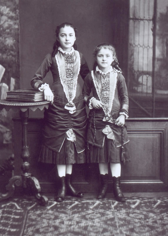 ©Archives du Carmel de Lisieux-Besnier, Thérèse à 8 ans avec sa sœur Céline - 1881
