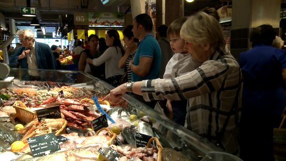 Étal de poissons dans les Halles de Chambéry © Ooh! Collective