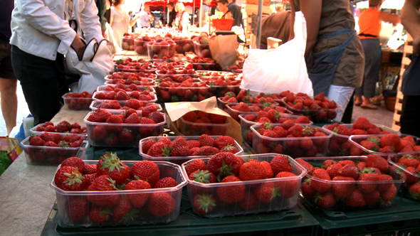 Étal d'un primeur au marché de Chambéry © Ooh! Collective