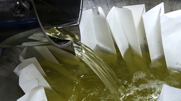 Filtration de l'huile essentielle de lavande © Ooh! Collective