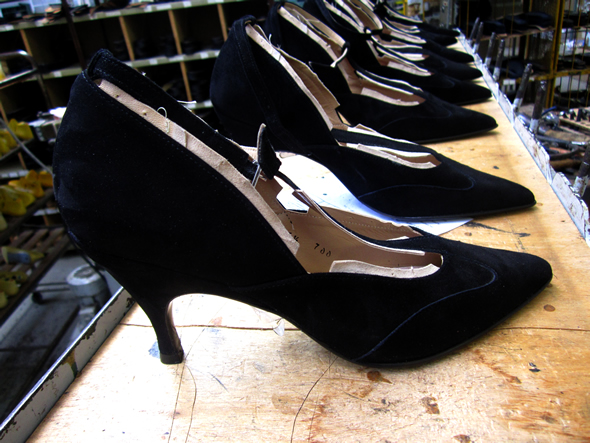 Chaussures en cours de fabrication dans les ateliers Laure Bassal © Ooh! Collective
